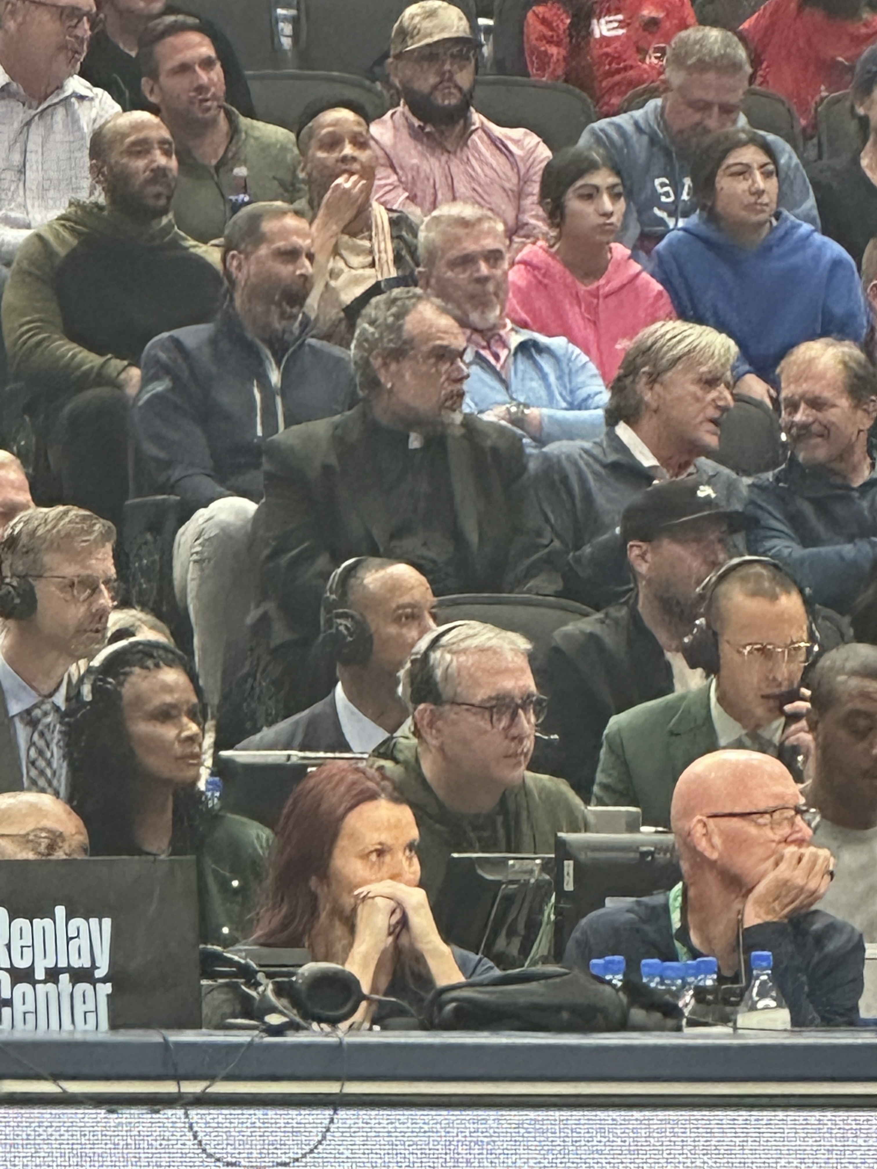 ☞往常，独行侠总经理Nico坐的位置，现在坐的是一位大胡子牧师 