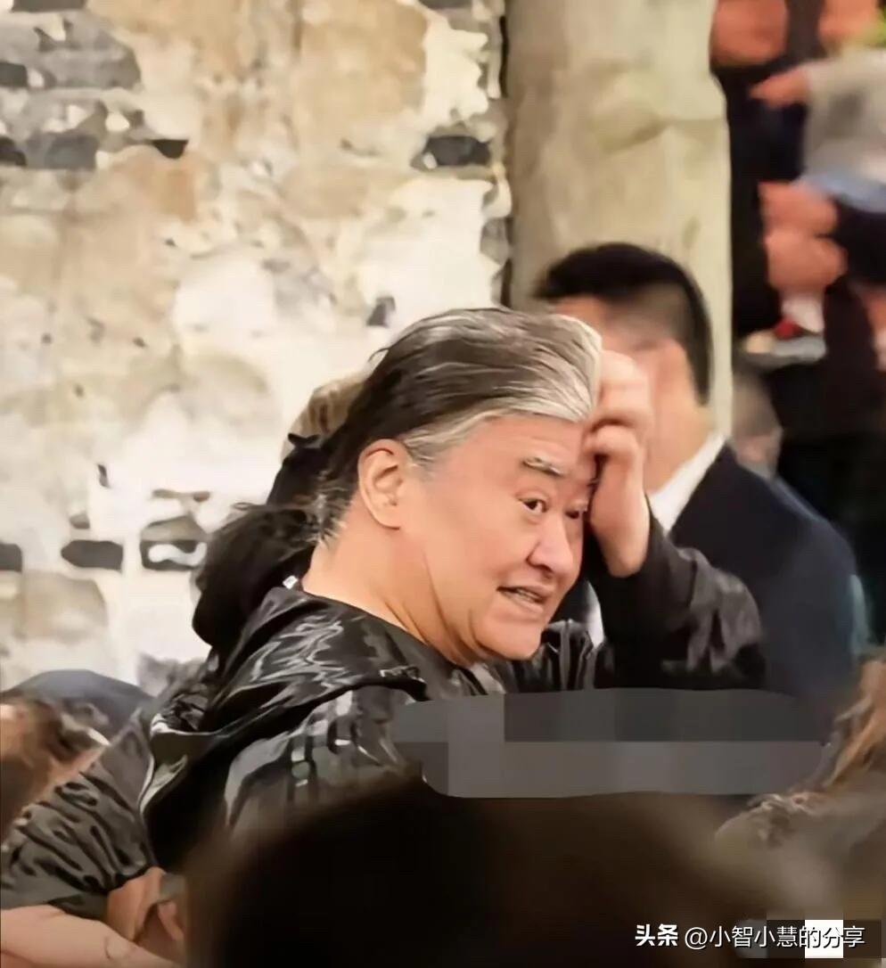 这位扎着小马尾的男明星，你还有印象吗？他个子不是很高，有点胖，看不到什么脖子，但