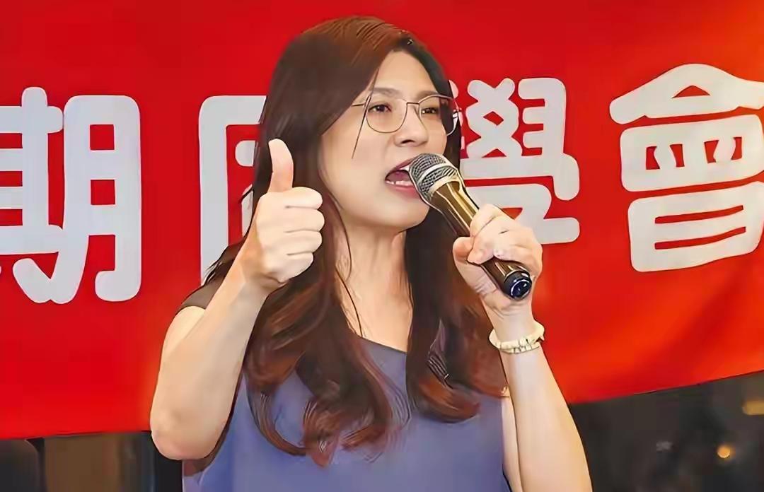 郑丽文与丈夫骆武昌的婚姻十分特别，两人是女主外、男主内的模式，还选择丁克不生孩子