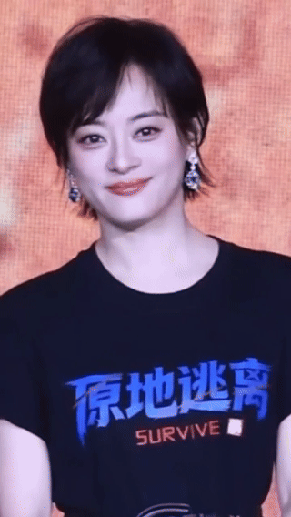 孙俪美回甄嬛时期气韵神态复刻甄嬛巅峰，端庄大气一眼梦回经典清宫。 