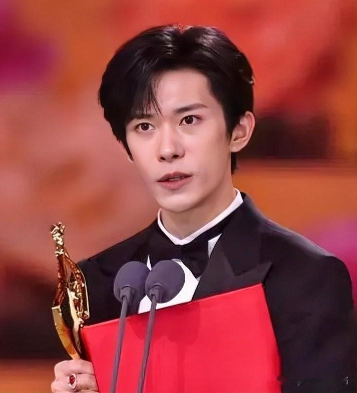 第38届百花奖最佳导演给了大鹏，这结果真让人摸不着头脑。

最佳影片《哪吒之魔童
