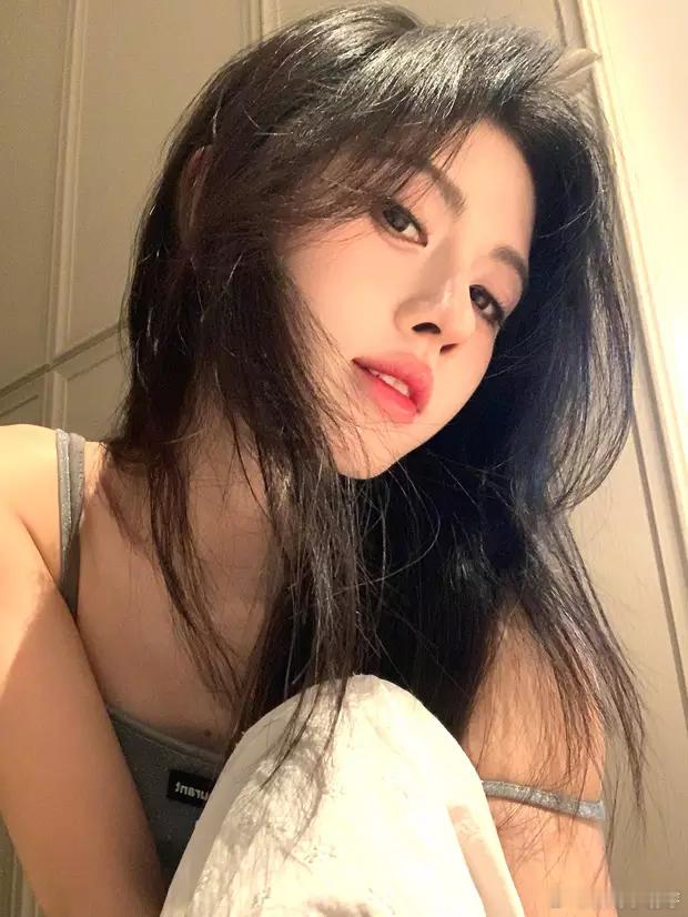 鞠婧祎穿吊带身材纤细锁骨吸睛 ，单手托腮对镜甜笑又纯又欲 ​​​