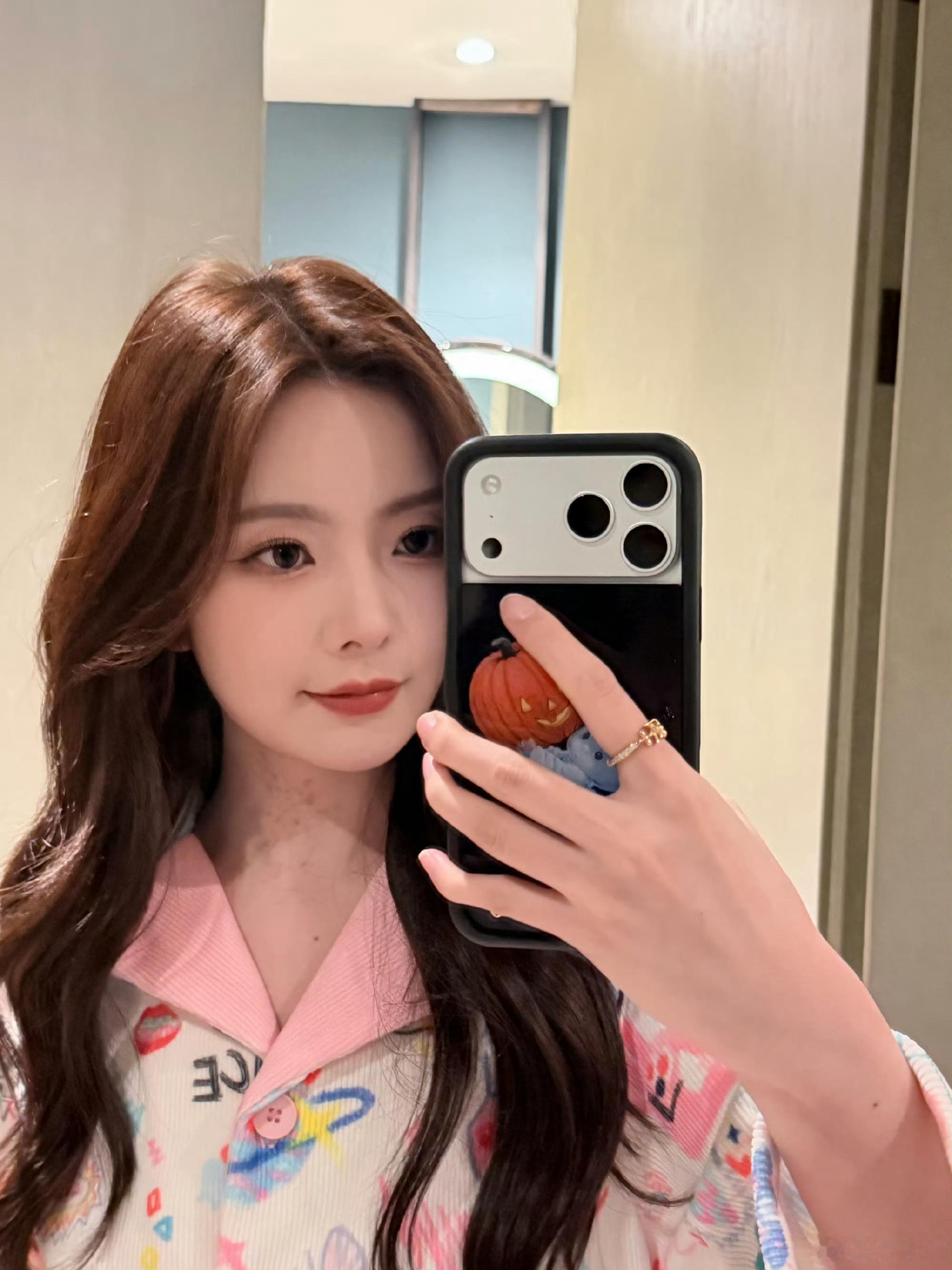 陈卓璇对镜拍 新鲜的对镜拍来啦🤳粉粉的睡衣看起来软乎乎，搭配低饱和妆容显得好温