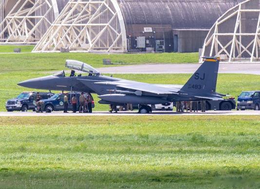 当地时间11日上午10点半，美国空军一架F-15E在嘉手纳基地主起两侧均爆胎，跑