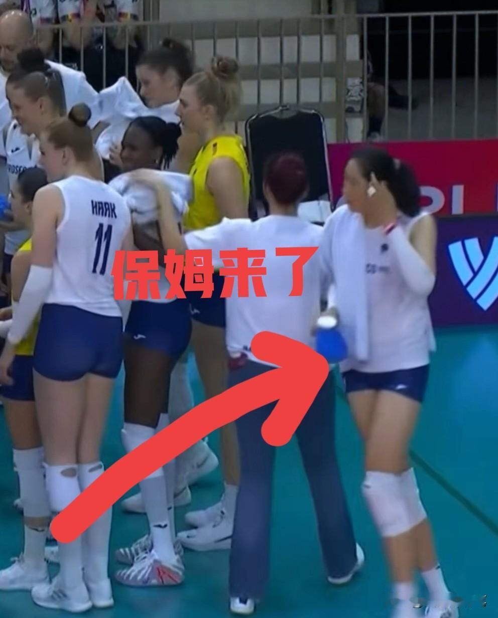 朱婷今天扮演“保姆”[大笑]，这爱操心的人，真是做啦啦队也闲不住[呲牙]
瞧，每