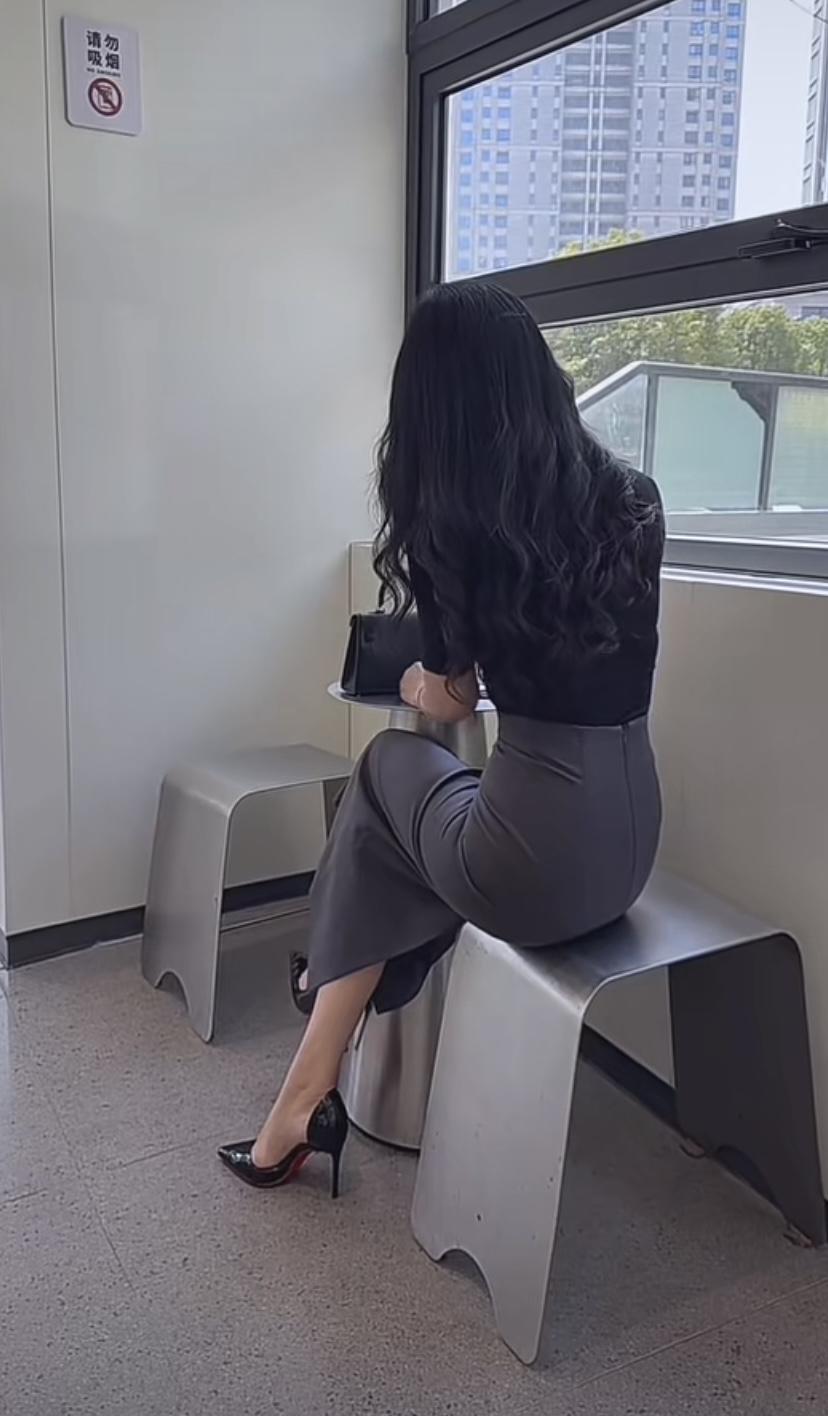 都市白领的优雅时刻，窗边小憩，享受宁静时光。怎样穿搭知性又显身材? 怎样完成气质