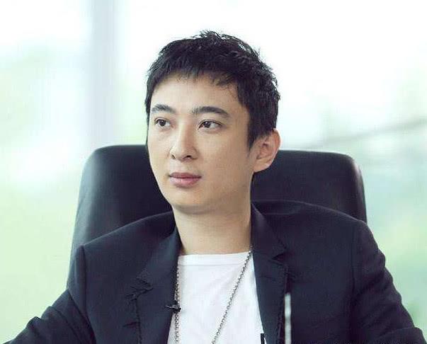 王思聪审美降级？
不如说是他“选择权降级”
昔日顶级网红、女星前任无数
如今画风