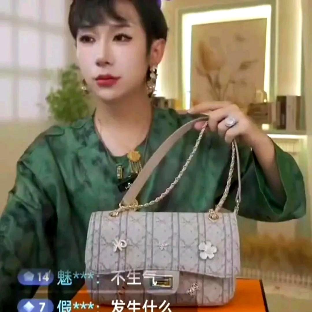 主播家俊在直播间生气了！因为有人内涵前老板娘了！

家俊现在自己开播卖货，直播间