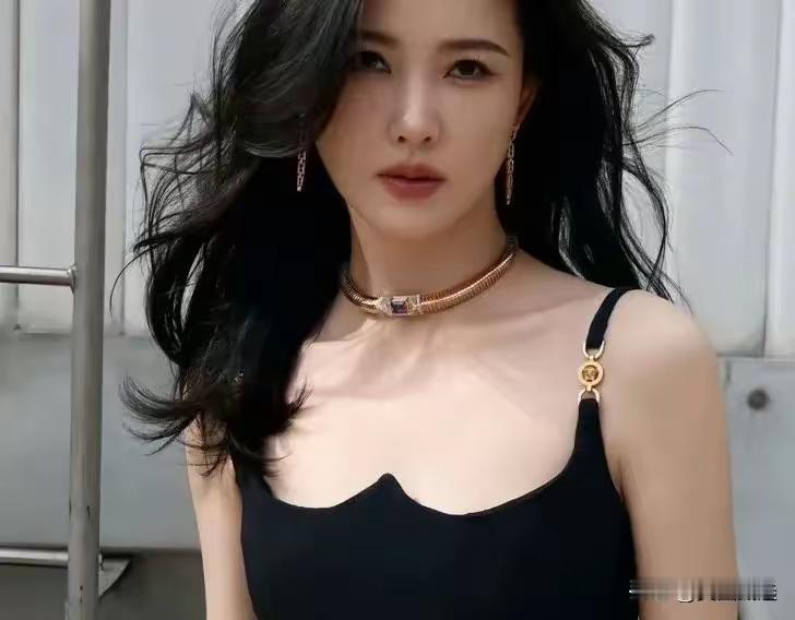 这美女是谁