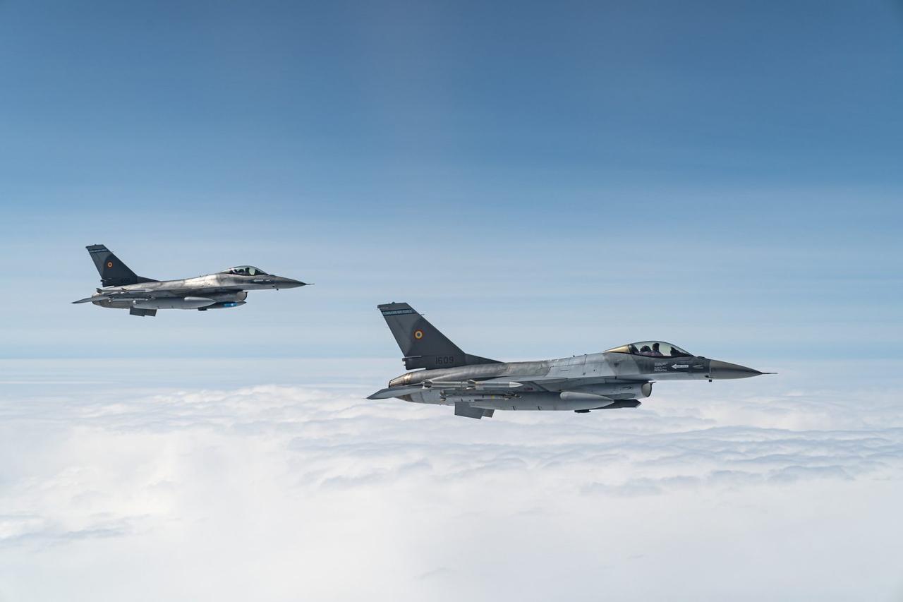 罗马尼亚F-16战斗机在黑海海域扫射摧毁疑似俄罗斯海军无人艇，该艘无人潜航器当时