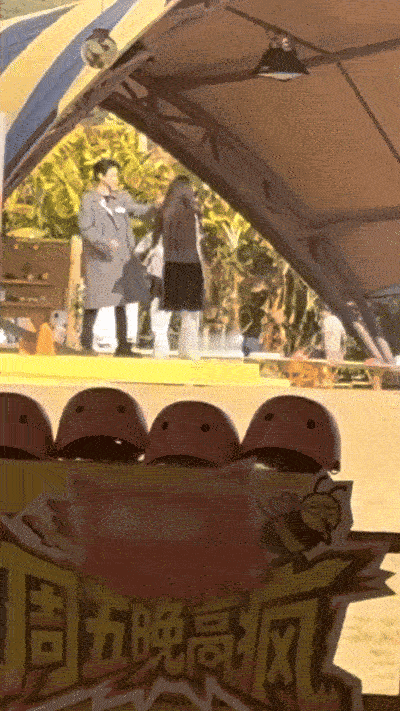 魏大勋宋妍霏向左走向右走录制周五晚高疯，魏大勋一个向右走，宋妍霏一个向左走，完美