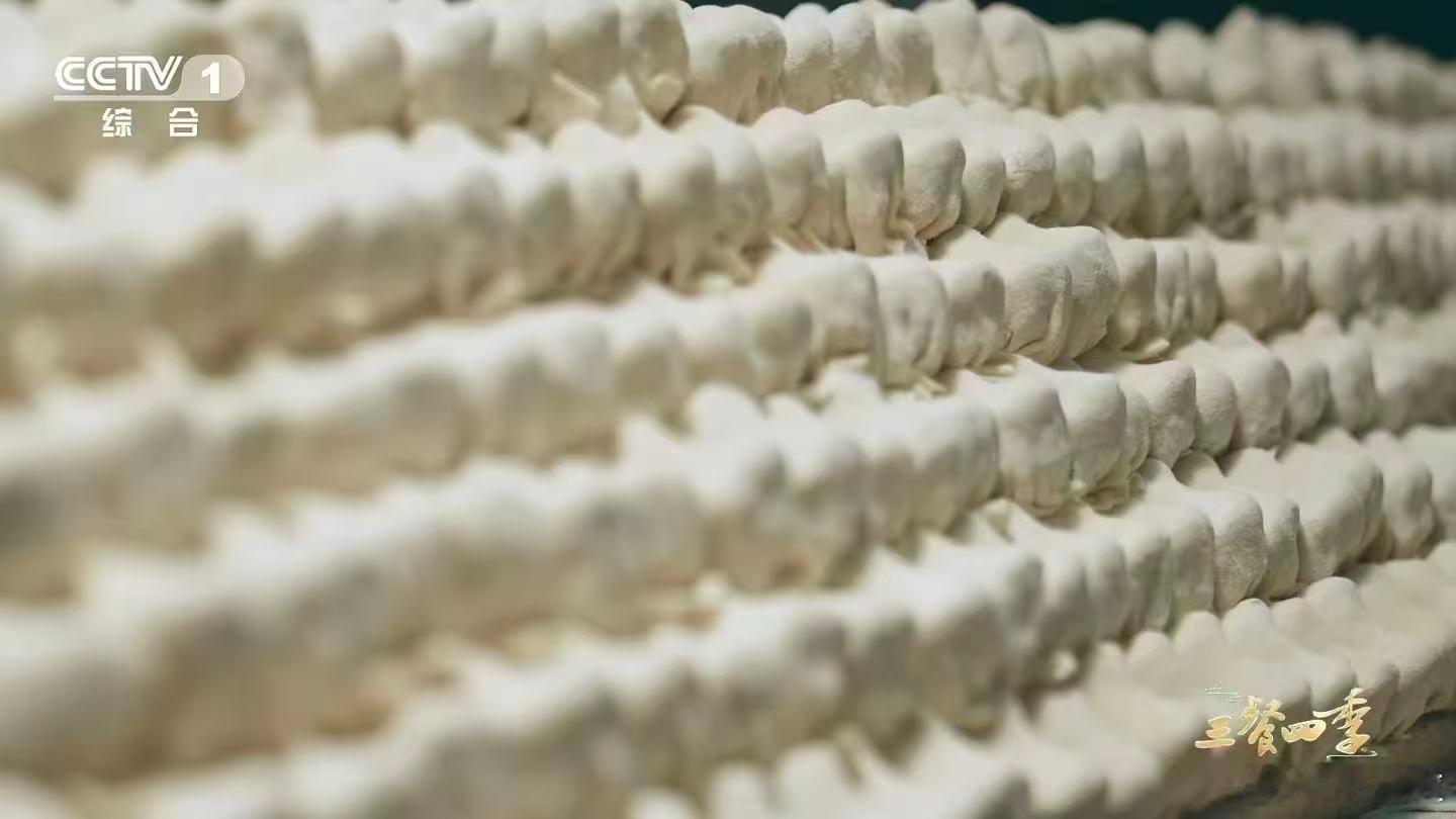 破五吃啥新疆有种美食像极了金元宝谁说完形只能看不能吃？新疆一把抓第一个不服！金元