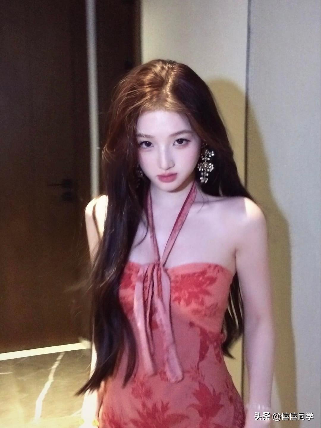 这画面美得就像诗里走出来的一样。想象着一位身着红衣的美人，静静地倚着门扉而立。那