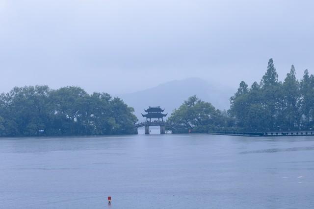 “水光潋滟晴方好，山色空蒙雨亦奇”，烟雨下的杭州西湖，宛如一幅徐徐展开的水墨画卷