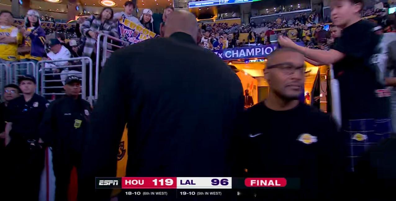 又输了，你觉得湖人的问题出在哪？？圣诞大战，湖人96-119惨败火箭，目前湖人三