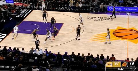 老詹两助攻拉大分差，领先20分就玩，是我湖的老毛病了 稳住啊大哥们！ 湖人vs太