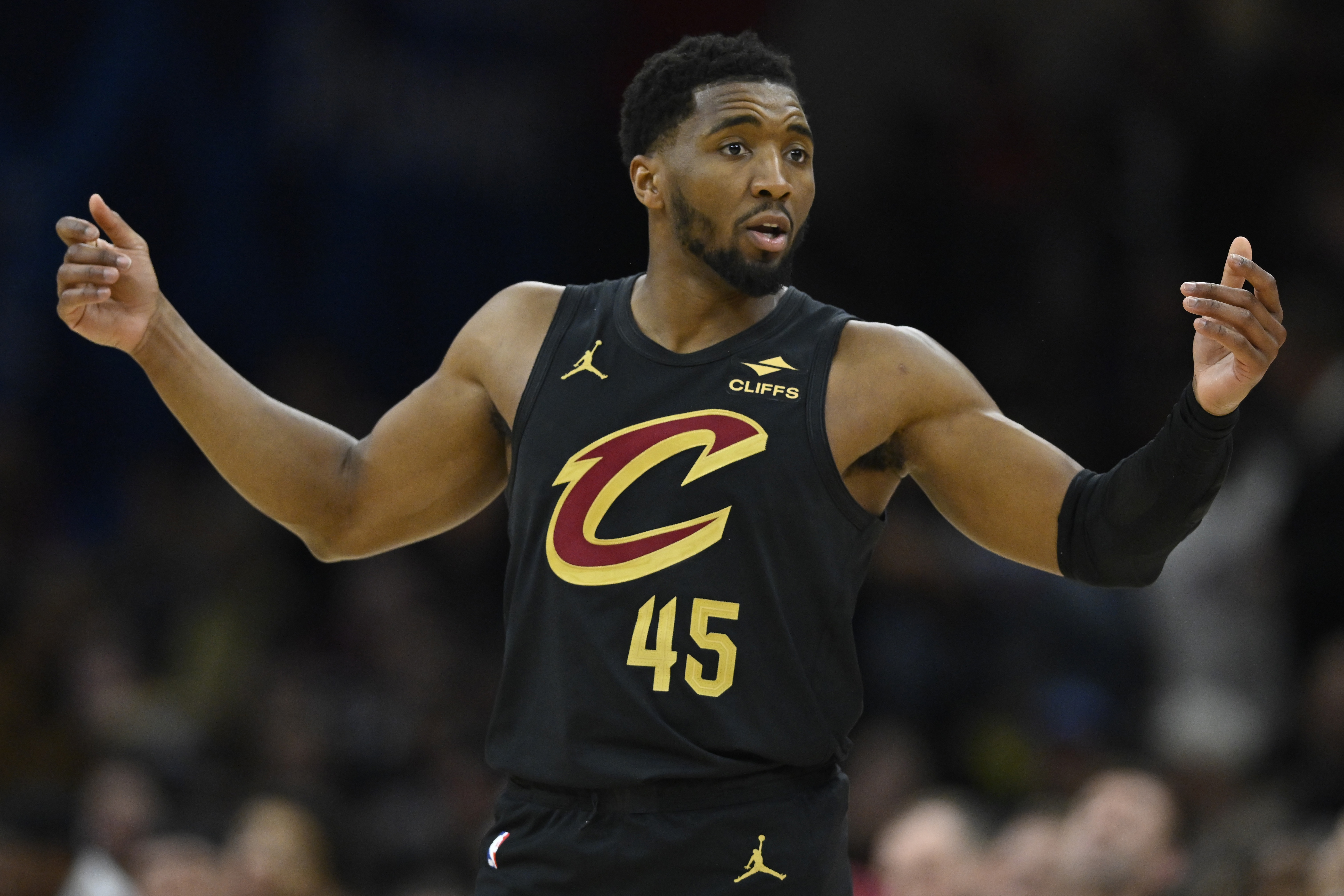 不敌雷霆！美球迷：赖米切尔&关键时刻跟小女孩一样 骑士最多二轮