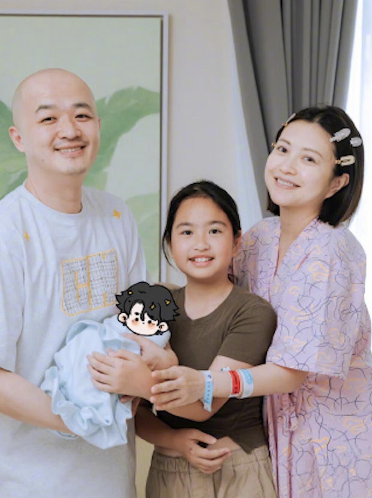 包贝尔说
实话实说，我当初心里特别希望，女儿饺子能多遗传一点包文婧的长相。

我