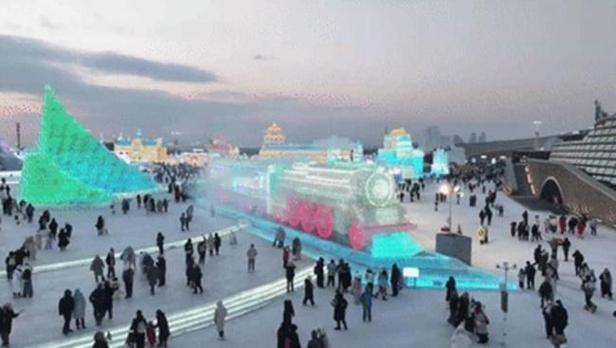 极端冷空气席卷美国东海岸，纽约遭遇罕见严寒。纽约至奥尔巴尼列车车厢连接处被冰雪封