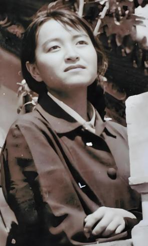 1995年，褚时健的掌上明珠褚映群被洛阳警方带走，4个月后，褚映群在狱中自杀身亡