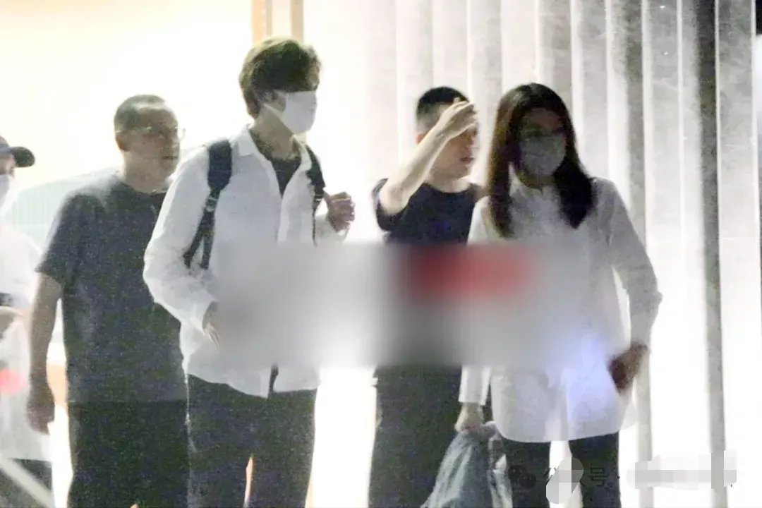 #疑钟汉良与隐婚妻子同回酒店#两人的打扮很情侣，都是白衣黑裤，钟汉良下车后，背着