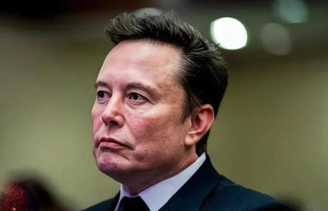 马斯克提出疯狂设想，用10000枚核弹轰炸火星两极？
 
2015年，马斯克在科