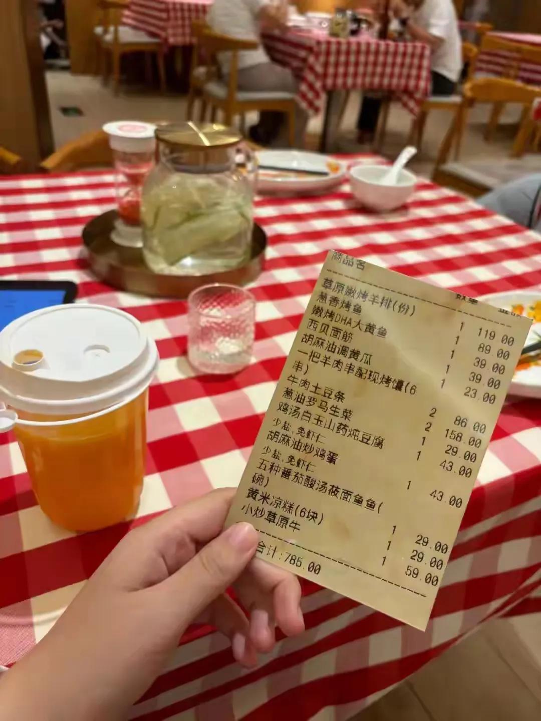 探访罗永浩事件后西贝后厨，员工：外卖订单骤降，收入几乎砍半！
网友表示：
昨天以