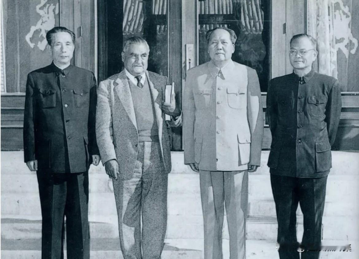 1960年10月，楚图南（左一）陪同毛泽东主席会见墨西哥前总统希尔（左二）的合影