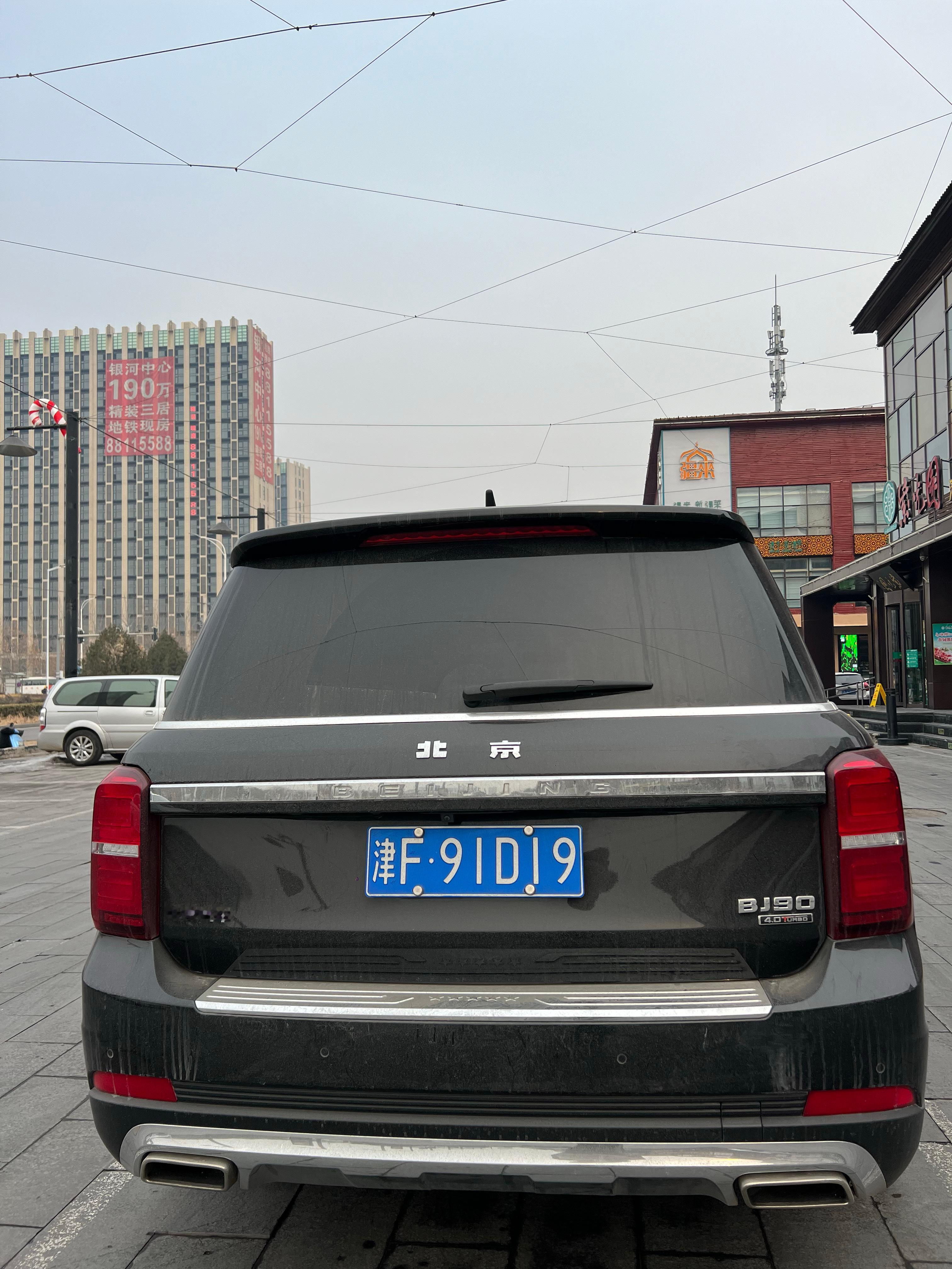 北汽bj90很少见特别是4.0T大V8的，后轮比公路之王宝马X6M还要宽一些[吃