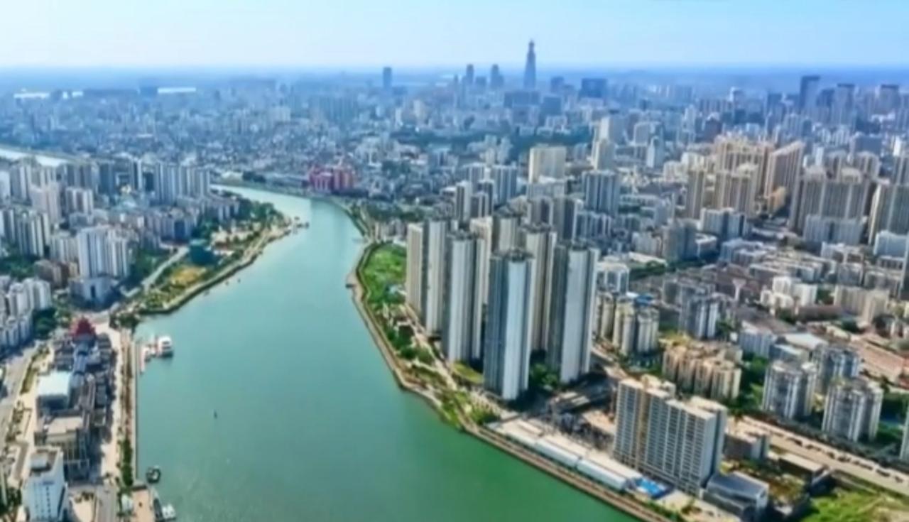 2026年的岭南大地，城市与盛会交织出动人画卷。珠江穿城而过，两岸高楼鳞次栉比，