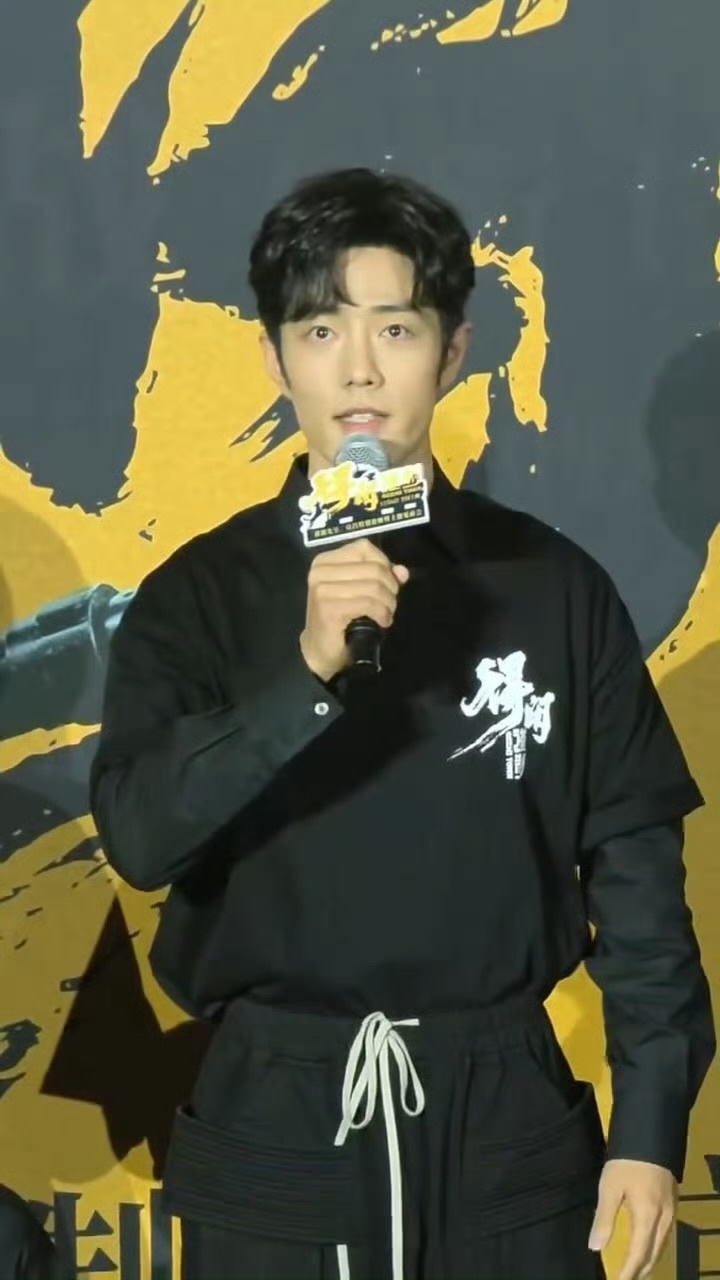 肖战得闲谨制路演状态 