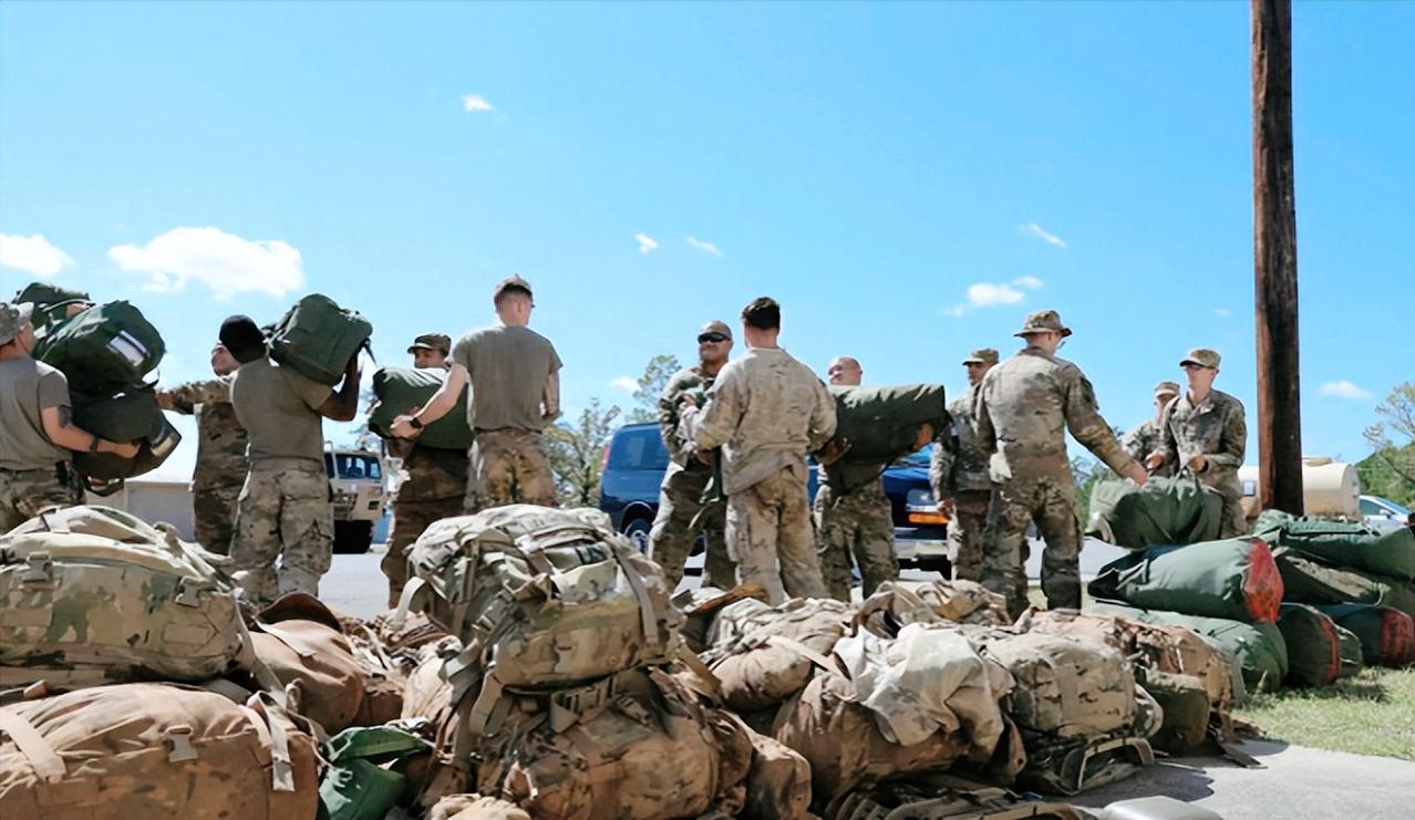 最近美国圣地亚哥的夜店老板们快看傻了，平时安静的军营附近突然涌进来一大批年轻军人