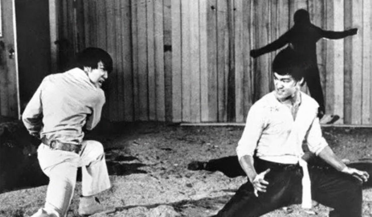 1964年，李小龙和武术指导黄泽民因意见不合爆发冲突，黄泽民被当地武术界人士认为