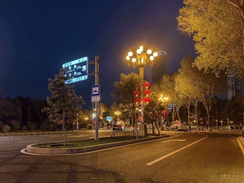 夜色渐浓，星月温柔，愿晚风拂去你心头的焦躁，梦里全是不期而遇的美好，好好休息，晚