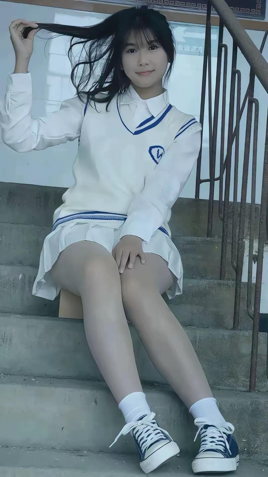 校园少女风，青春洋溢的笑容，白色校服搭配蓝色条纹，清新自然。