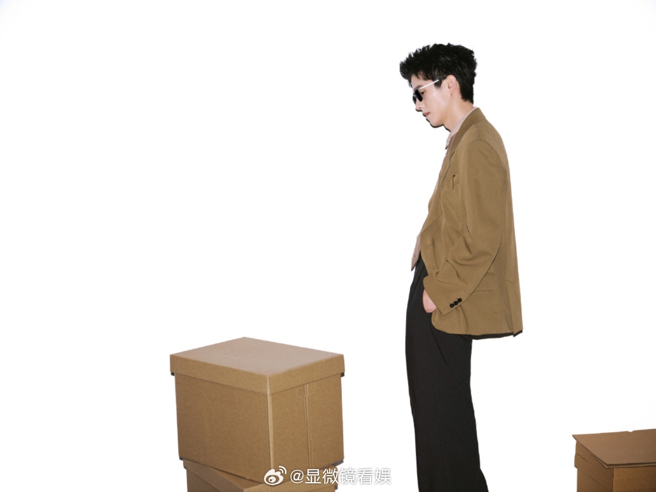 刘昊然状态 今晚 W 年度光影盛典红毯，一身苔藓绿色西装将生机与松弛感诠释得淋漓