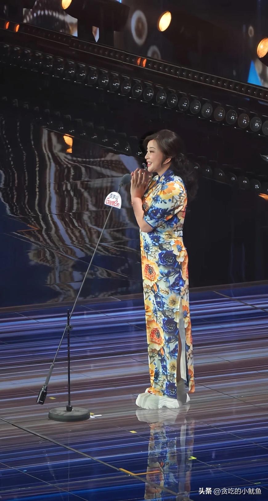 3月10日2026微短剧品质盛典红毯上，75岁的刘晓庆狠狠惊艳众人！她一袭繁花刺