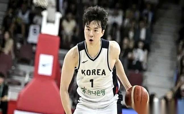 一条消息，从韩国队那边传来：李贤重，退赛。
中国男篮的训练馆里，胶鞋摩擦地板的声
