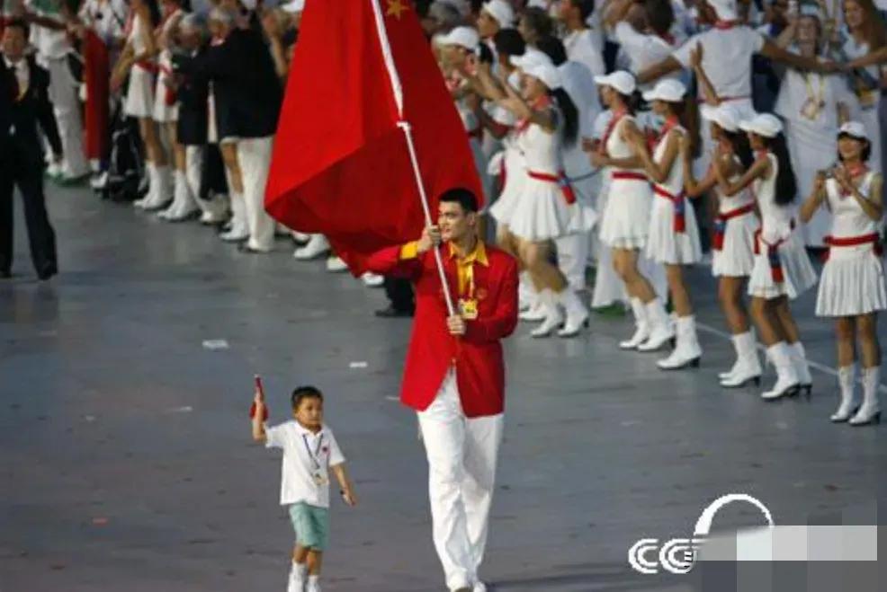 在2008年北京奥运会开幕式上，姚明高举红旗走在人群正前方，突然，作为总导演的张