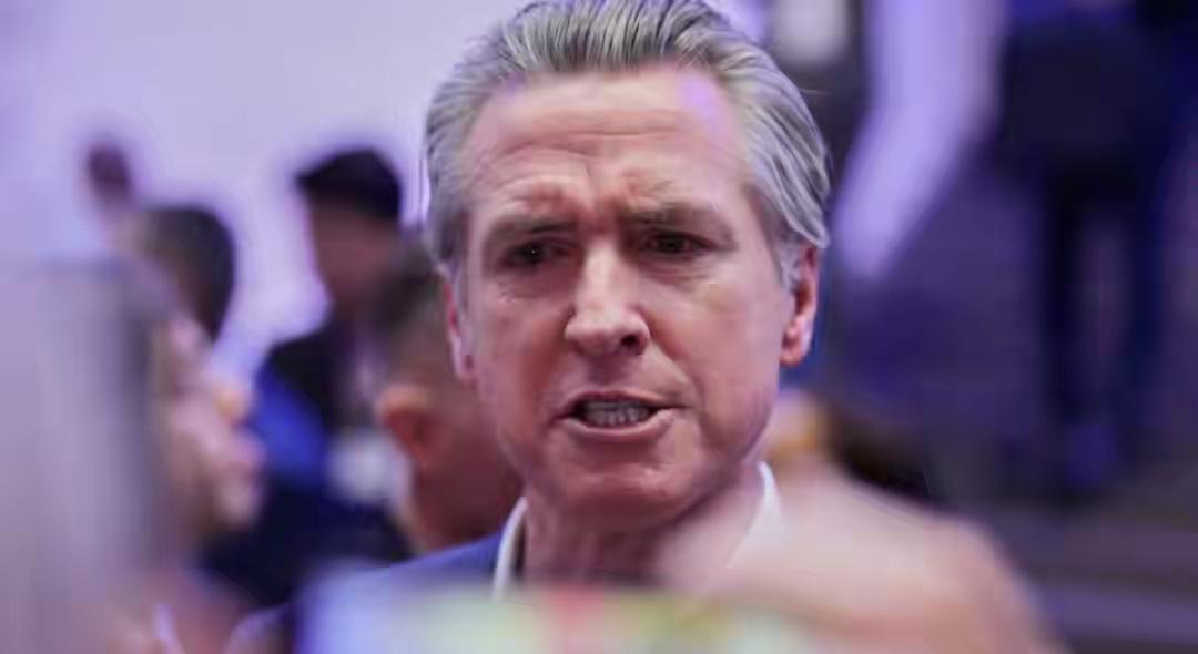 再送你一箱护膝。1月20日达沃斯论坛上，美加州州长纽森气得直皱眉，痛骂欧洲领导人