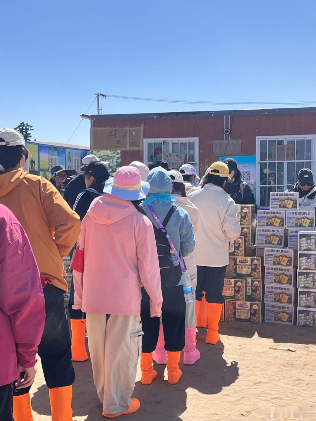 写给地球的绿色来信我为地球添点绿曾经，甘肃民勤被黄沙步步紧逼，“沙进人退”的困境