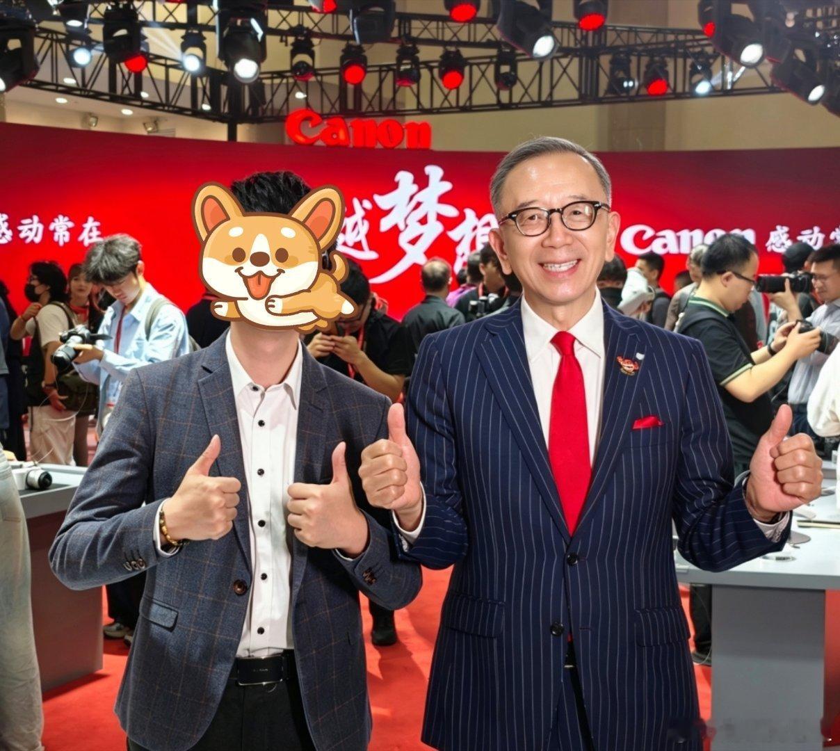 专访结束，感谢小泽社长。这个曾经喊出佳能感动常在的老爷子，已经76了，执掌佳能中