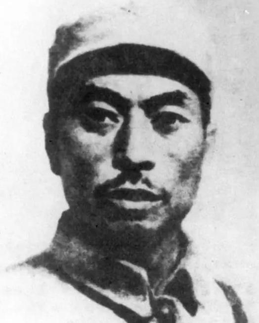1951年，华北军区军械处科长程斌，在门洞下躲避突然出现的大雨，没想到正好碰到抗