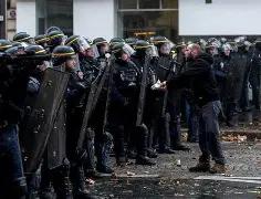 看来法国还是不够乱的！在法国内部乱局无法解决时，就有法国人呼吁对华强硬！在谈到中