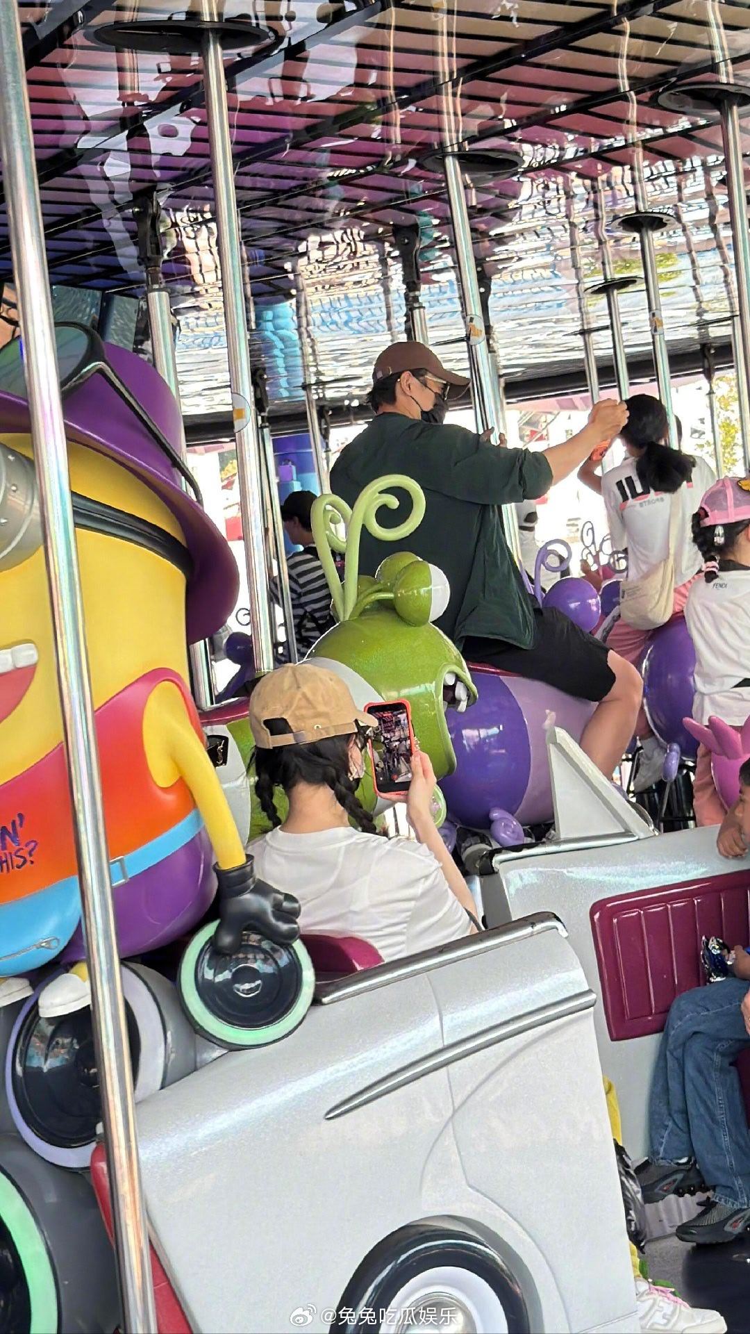 网友在新加坡环球影城偶遇了唐嫣罗晋幸福的一家三口，时间真的好快啊新加坡偶遇唐嫣罗