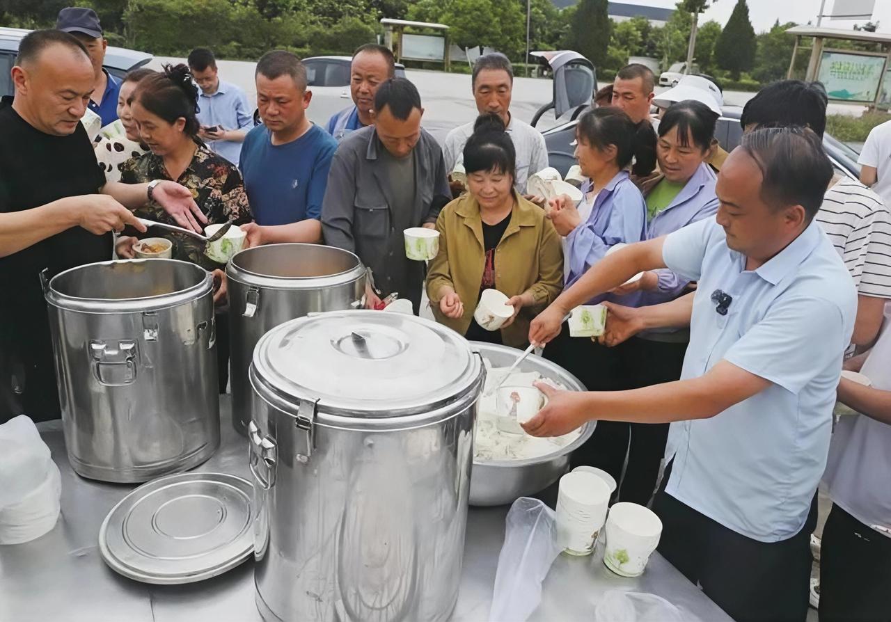咱镇平麦收那几天，村里来了十几台外地收割机。天快黑了，机手们还在田里轰隆隆地干，