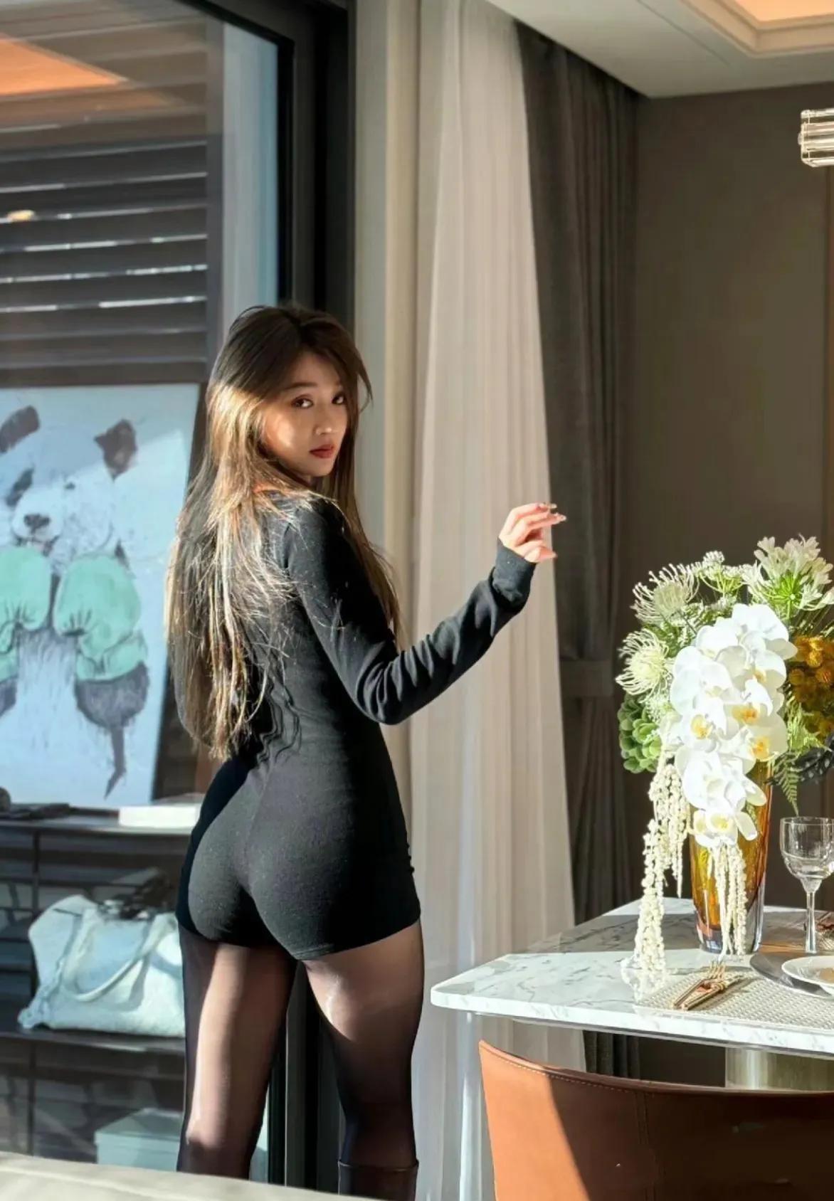 美女美丽美瑜伽，迷人的背影和身材，黑色瑜伽裤，把腰臀兜的紧紧绷绷