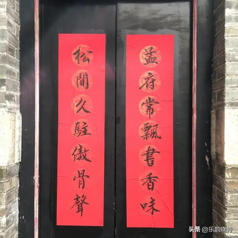 讲格律对提升对联艺术品位和质量那作用可太大了。就拿平仄来说，平仄相对读起来朗朗上