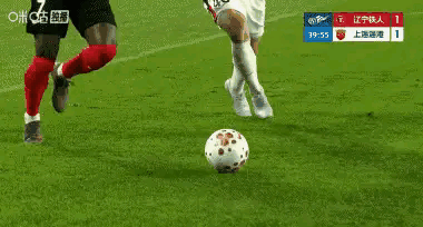 在今天辽宁铁人主场迎战上海海港的焦点战中，发生了非常有争议性的一幕。当时比赛进行