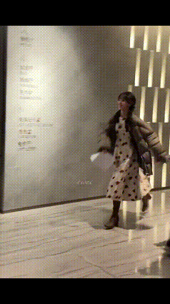 3月14日，田曦薇突然引发了热议，起因是在某宣传活动上，田曦薇穿着高跟鞋，打着滑